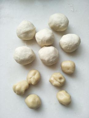 面皮和油酥分成六份。