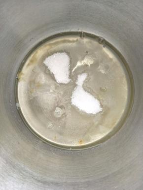 准备两个无水无油的碗，分离蛋清和蛋黄。
蛋清加糖搅拌。