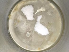 准备两个无水无油的碗，分离蛋清和蛋黄。
蛋清加糖搅拌。