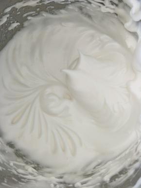 蛋清中倒入绵白糖，电动打蛋器开高速档，打发至硬性状态。（出现明显的纹路，提起打蛋器时会带起小弯钩即可。