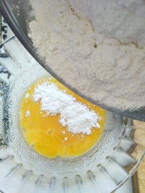 粉类混合倒入蛋黄碗中