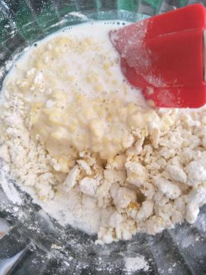 取1/2牛奶倒入碗中，搅拌均匀后，