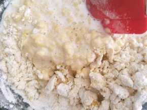 取1/2牛奶倒入碗中，搅拌均匀后，