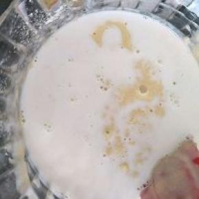 再倒入剩余牛奶。