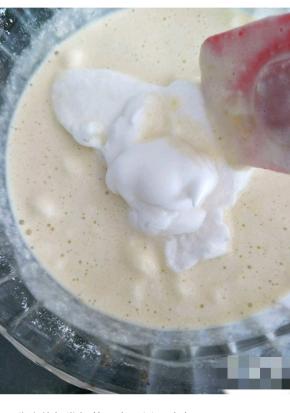搅拌均匀成面糊状，分次将打发好的蛋白霜倒入碗中。
