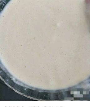 搅拌均匀成无颗粒的、顺滑的面糊。