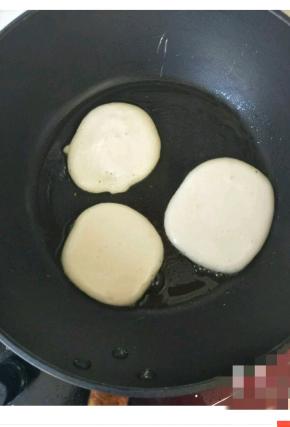 平底锅中倒入少许油，中小火烧至5成热后，舀适量面糊倒入锅中，自然摊成圆饼状