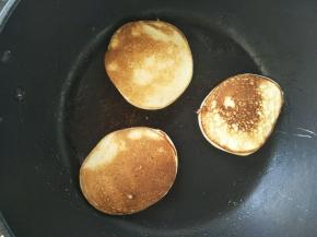 小饼底面凝固成型，煎至金黄后翻面。（小饼表面出现小气孔即可翻面）