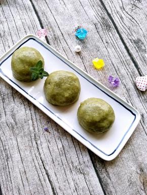 薄荷青团颜色碧绿，口感清香软糯！