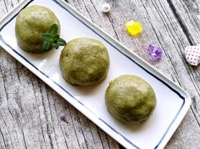 薄荷青团颜色碧绿，口感清香软糯！