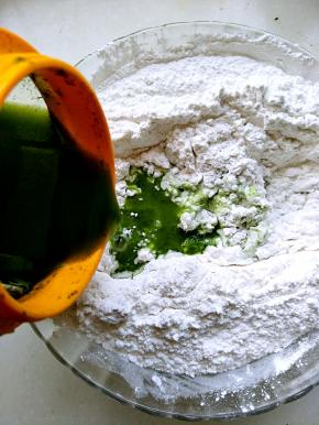 薄荷带水放入料理机打碎，倒入粉类碗中。