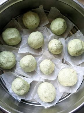 蒸锅放入油纸挨个放入粉团