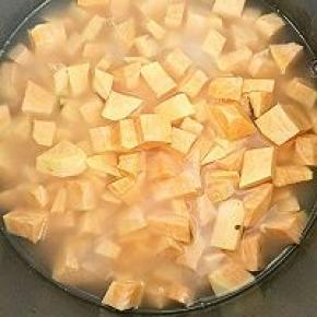 在放上切块的南瓜