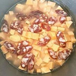 在放上腊肠，盖上盖子启动煮饭键。