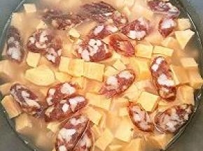 在放上腊肠，盖上盖子启动煮饭键。