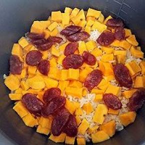 煮饭健停止工作，打开盖子用勺子搅拌均匀。