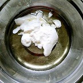 盆中倒入油、酸奶，