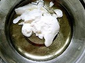 盆中倒入油、酸奶，