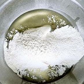 筛入低粉，搅拌均匀