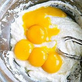 然后再打入蛋黄搅拌