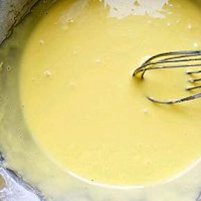 搅拌成细腻的蛋黄糊