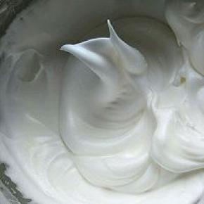 搅打蛋白，砂糖分三次加入，中速转低速，最后整理成细腻有光泽的蛋白霜。