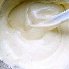 先将1/3蛋白霜加入蛋黄糊中切拌均匀
再加入1/3切拌均匀，倒回剩下的蛋白霜中拌匀。