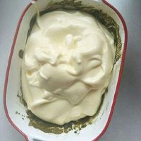 取出150克面糊与可可糊混合均匀