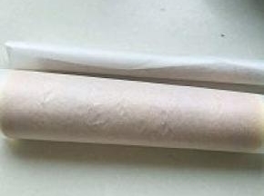 烤箱预热170度，~170℃ 25分钟 时间到了用力震一下烤盘震出热气，正着提溜出烤盘放在晾网上散热， 稍凉将蛋糕翻转过来，放在油纸纸上，连同油纸卷起定型。
