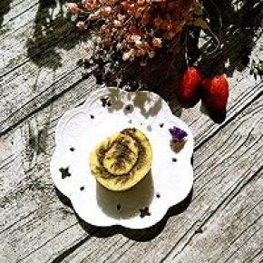 冰箱冷藏半个小时定型后拿出来切片