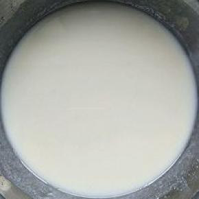 :牛奶和植物油放在一起打散搅拌完全乳化