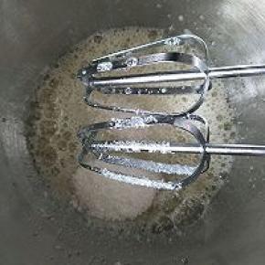 蛋清打至大泡加入1/3糖搅拌