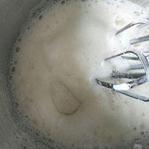 打至泡沫细腻加入1/3糖