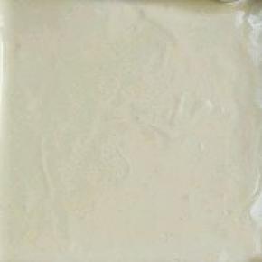 倒入垫纸的烤盘中，迅速用刮刀刮平表面