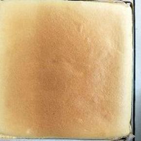 烤箱预热170度18到20分钟（烤箱不一样需灵活掌握）出炉震模震出热气。将蛋糕片提到烤网，撕开油纸散发热气