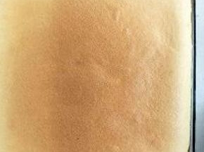 烤箱预热170度18到20分钟（烤箱不一样需灵活掌握）出炉震模震出热气。将蛋糕片提到烤网，撕开油纸散发热气