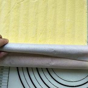 借助擀面杖卷起