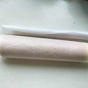 借助擀面杖卷起并用油纸包起蛋糕冰箱冷藏