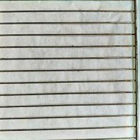 并用油纸包起蛋糕冰箱冷藏半个小时切段即可