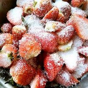 新鲜草莓洗净，用白糖腌制一晚！