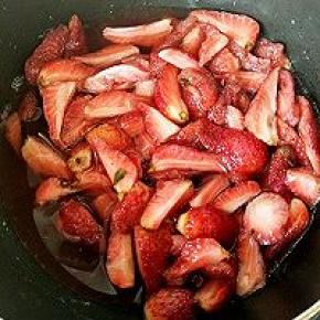 腌制一晚的草莓水份汤汁很多，析出很多胶质。