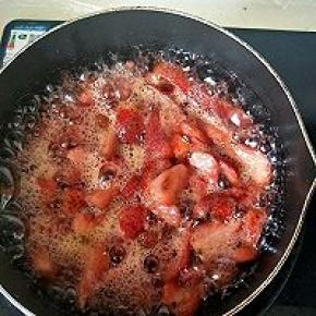 放入不粘锅加入柠檬汁小火慢慢熬煮