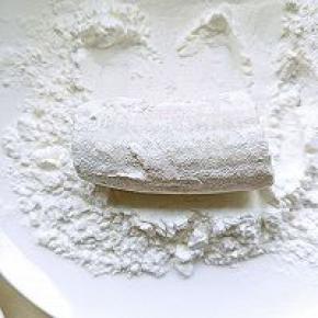 香蕉来回滚动粘满淀粉