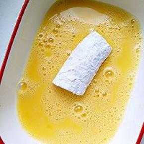 取一段粘淀粉的香蕉放入蛋液里