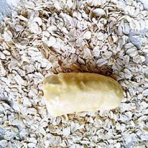 裹了蛋液的香蕉段来回滚动粘满燕麦片