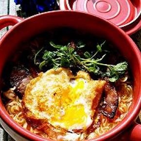 冬阴功汤色泽红亮，酸辣中既有椰汁的香浓，又有鱼虾的鲜甜，在炎热的东南亚，喝一碗又酸又辣的冬阴功汤实在是开胃的好享受。速食面很方便分分钟让你体验东南亚美食，浓缩汤里加入了口感Q弹的泰式拉面，是面食爱好者的新享受。