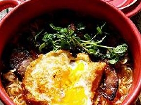 冬阴功汤色泽红亮，酸辣中既有椰汁的香浓，又有鱼虾的鲜甜，在炎热的东南亚，喝一碗又酸又辣的冬阴功汤实在是开胃的好享受。速食面很方便分分钟让你体验东南亚美食，浓缩汤里加入了口感Q弹的泰式拉面，是面食爱好者的新享受。