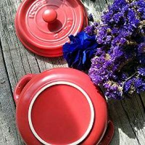 高颜值的砂锅打破原有砂锅的沉闷，让烹饪变得轻松有趣！传统砂锅在经历高温干烧，加热水都会有炸裂的危险，而这种砂锅能经受1300℃高温的整体锻烧，耐冷、热温差可达700℃。欧盟食品级釉面天然彩色，进口陶土不含重金属成份，露出白底质地光滑细腻，材质一目了然，让你饮食无忧！今天我就用这款高颜值的砂锅来做美美哒美食！