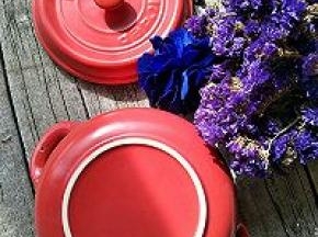 高颜值的砂锅打破原有砂锅的沉闷，让烹饪变得轻松有趣！传统砂锅在经历高温干烧，加热水都会有炸裂的危险，而这种砂锅能经受1300℃高温的整体锻烧，耐冷、热温差可达700℃。欧盟食品级釉面天然彩色，进口陶土不含重金属成份，露出白底质地光滑细腻，材质一目了然，让你饮食无忧！今天我就用这款高颜值的砂锅来做美美哒美食！