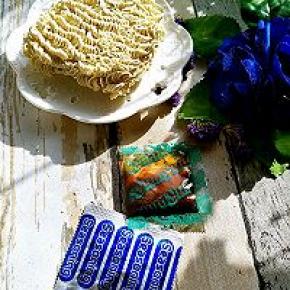 两小袋浓汤料。主要有泰国特有的柠檬叶、香茅、辣椒和虾，浓汤里集合了酸辣甜咸和浓浓的香料味道。